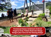 Pondasi Jembatan Ambekairi Ambruk Tergerus Erosi, Polsek Abuki dan Warga Bangun Jalur Darurat Dari Batang Kelapa